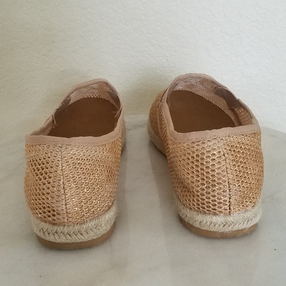 Rouge mesh gold shoes. - Picture 2 of 8